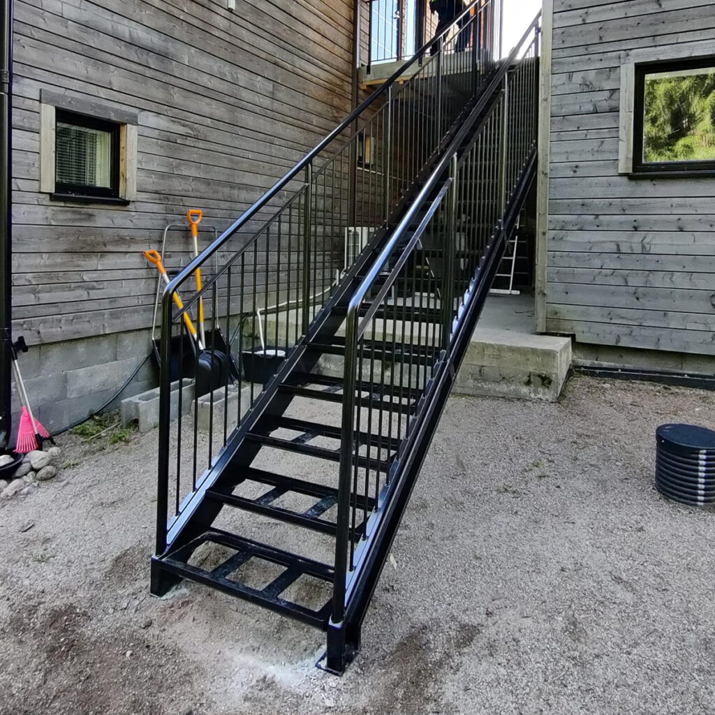 Puu- ja metalliportaat -TH-Portaat