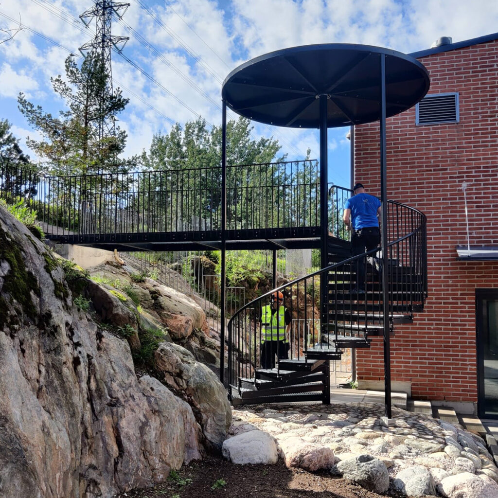 Metalliportaat, kaiteet ja huoltotasot - TH-Portaat Oy