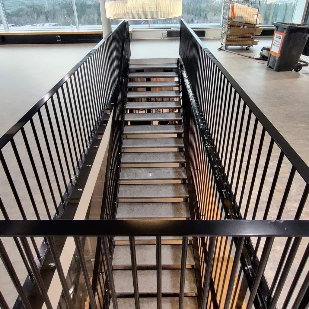 Metalliportaat, kaiteet ja huoltotasot - TH-Portaat Oy