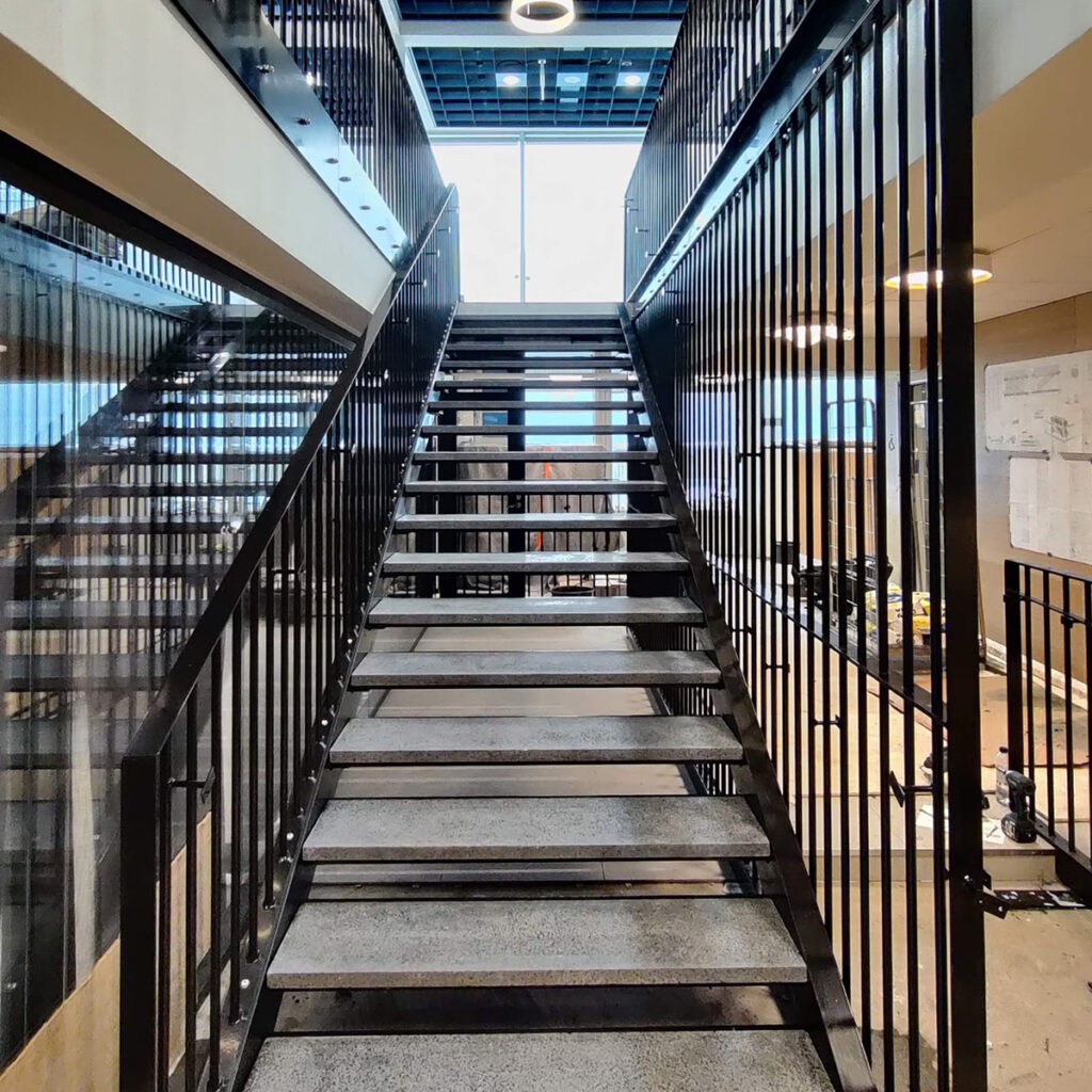 Metalliportaat, kaiteet ja huoltotasot - TH-Portaat Oy