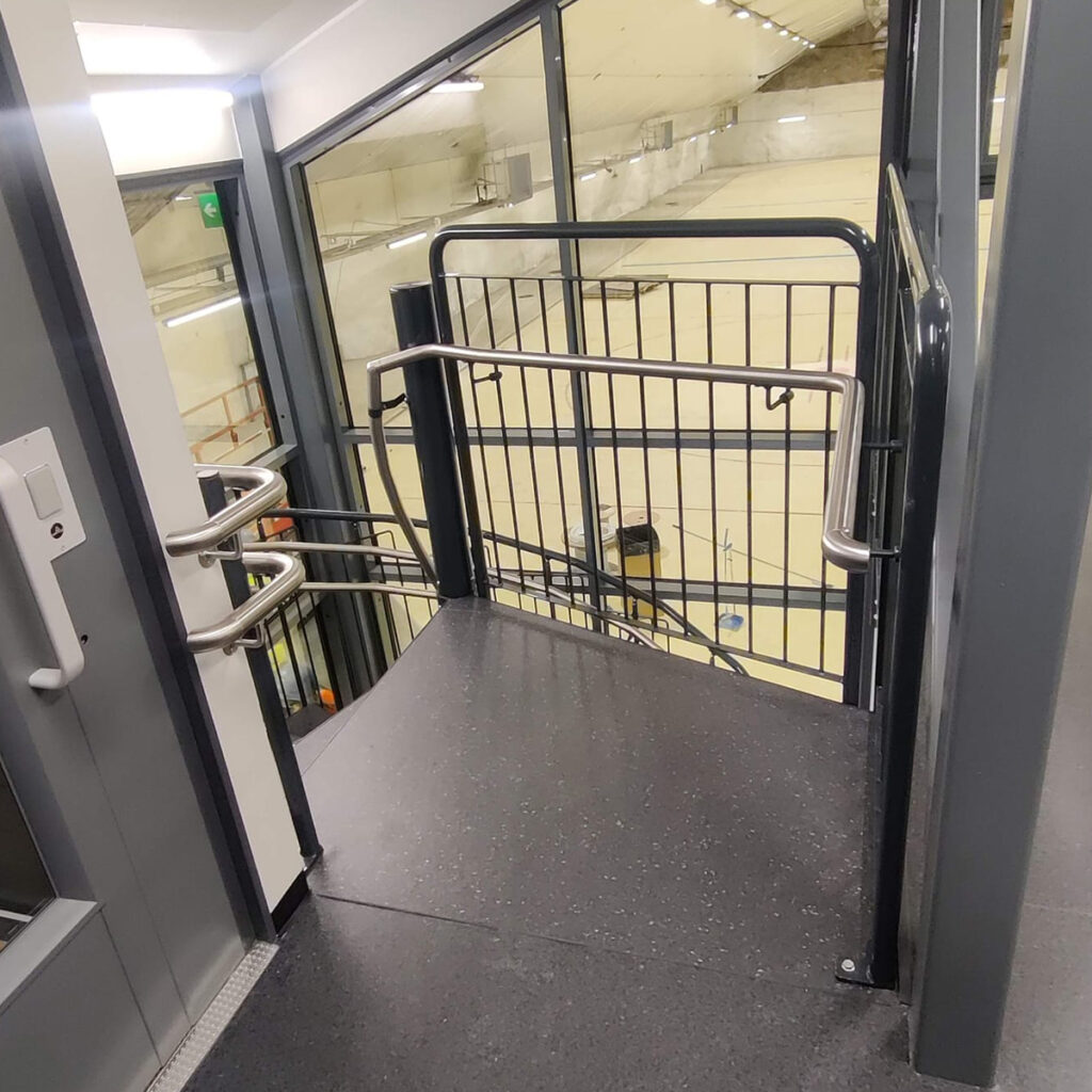 Metalliportaat, kaiteet ja huoltotasot - TH-Portaat Oy