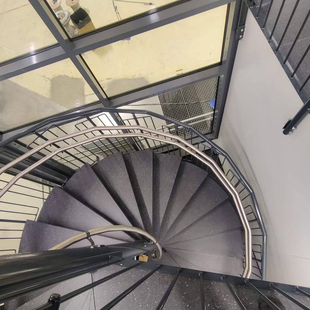 Metalliportaat, kaiteet ja huoltotasot - TH-Portaat Oy