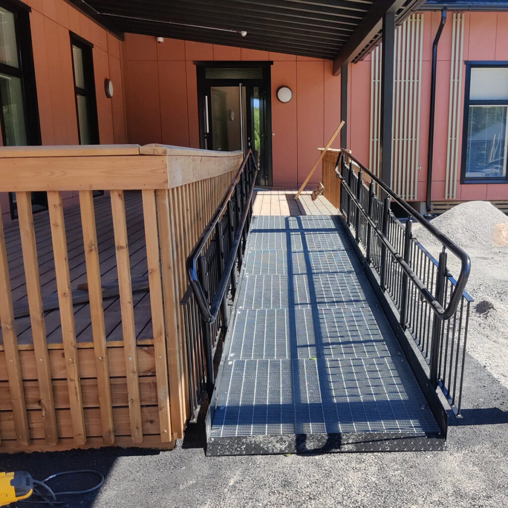 Metalliportaat, kaiteet ja huoltotasot - TH-Portaat Oy