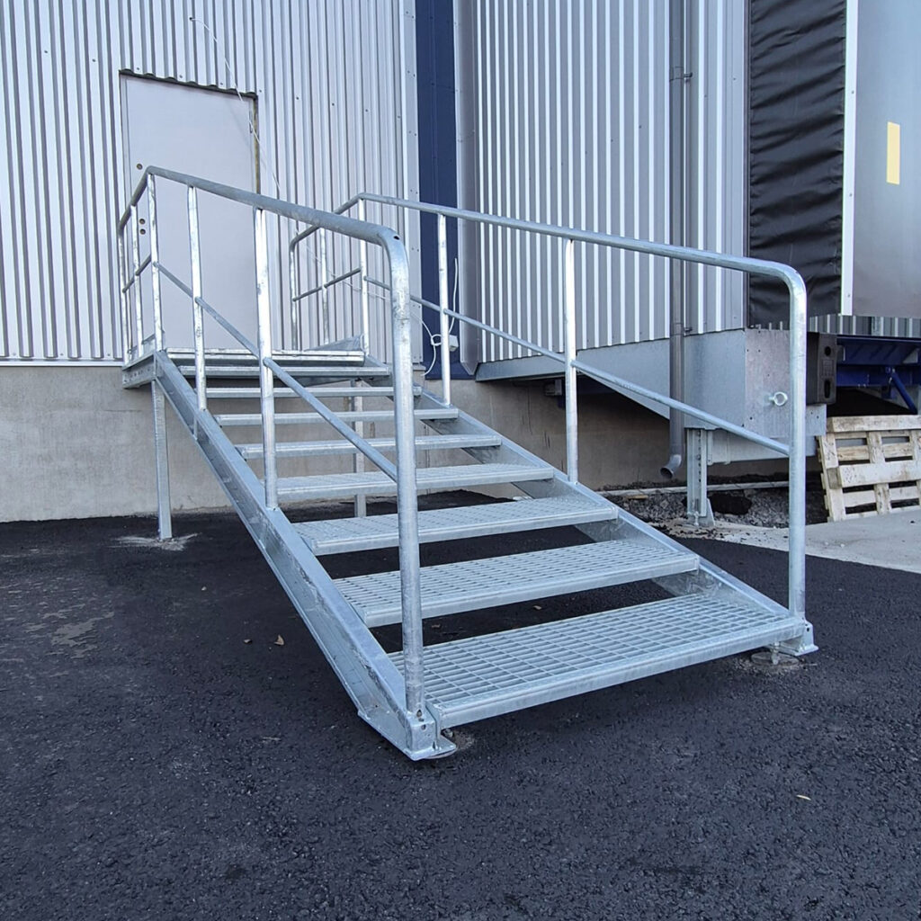 Metalliportaat, kaiteet ja huoltotasot - TH-Portaat Oy