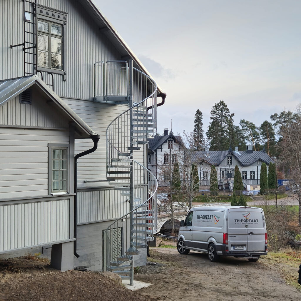 Puu- ja metalliportaat -TH-Portaat