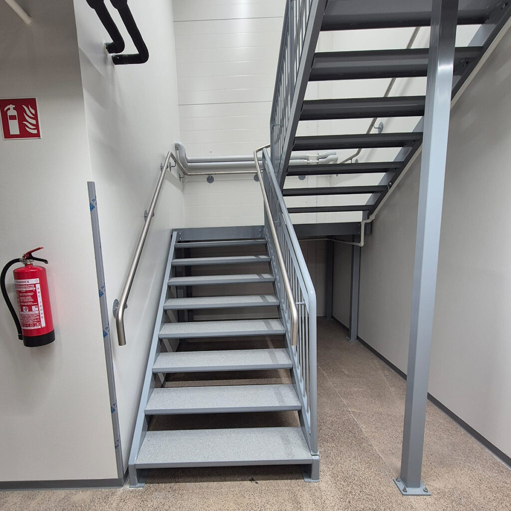 Metalliportaat, kaiteet ja huoltotasot - TH-Portaat Oy