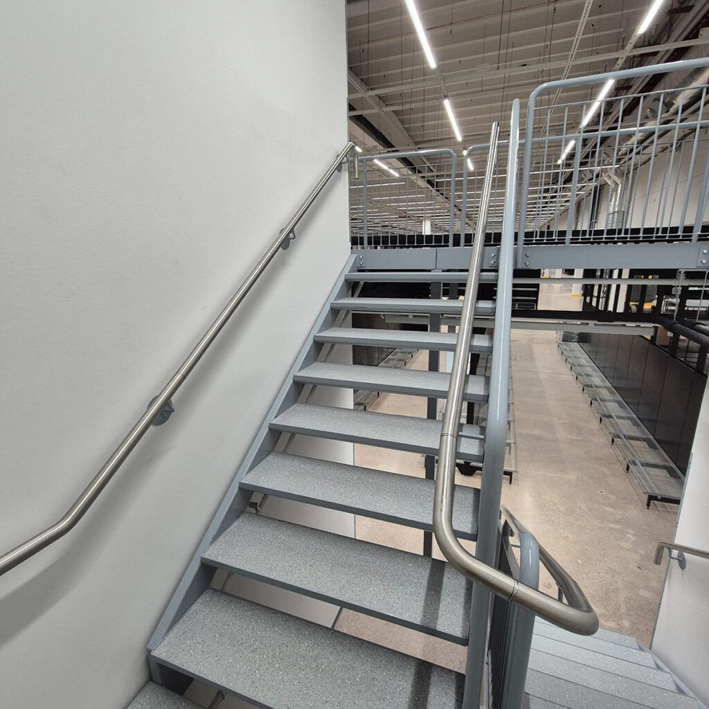 Metalliportaat, kaiteet ja huoltotasot - TH-Portaat Oy