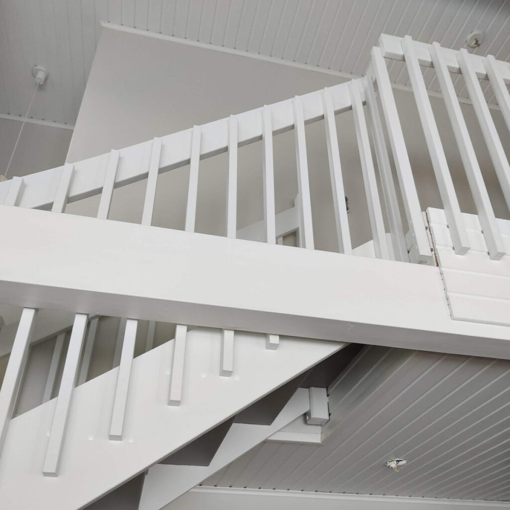 Puu- ja metalliportaat -TH-Portaat