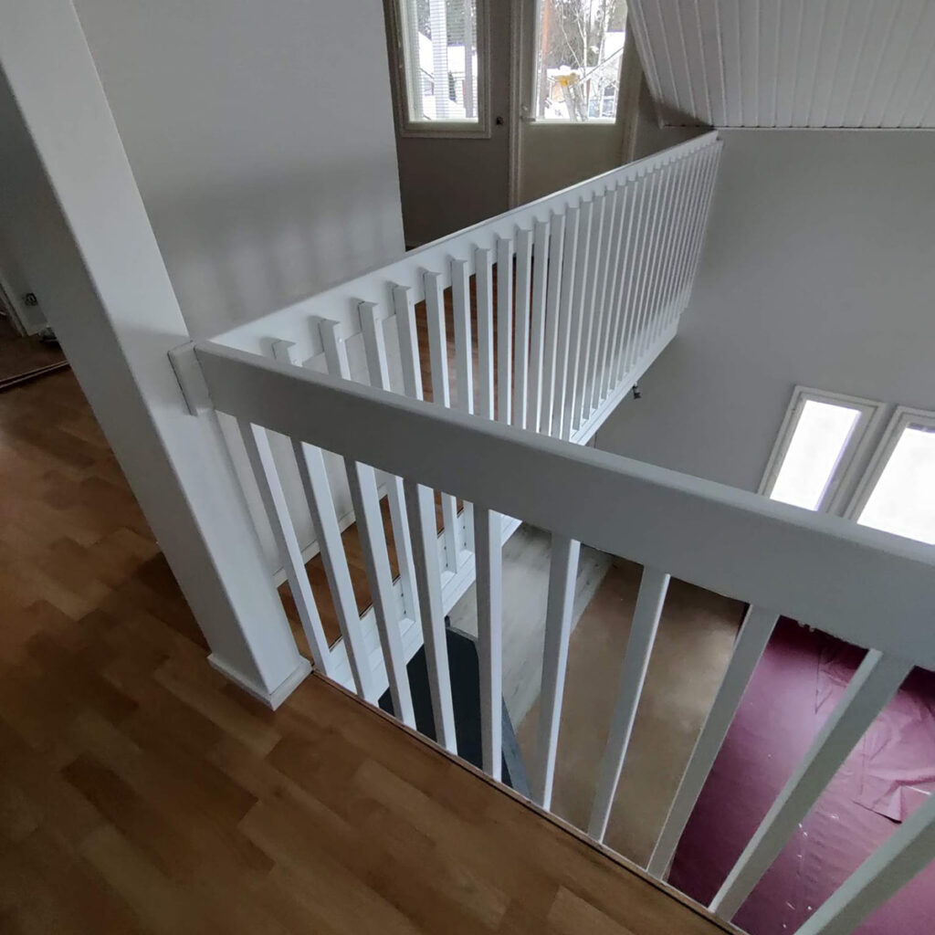 Puu- ja metalliportaat -TH-Portaat